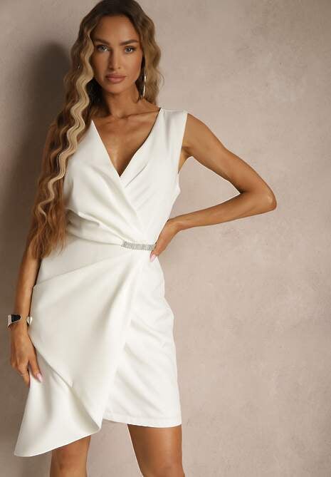Biała Sukienka Vices o Dopasowanym Asymetrycznym Kroju z Metalicznym Detalem Tolmarea