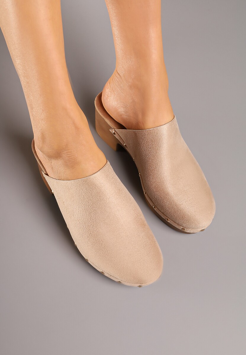 Beżowe Klapki Drewniaki Typu Mule na Słupku Zdobione Nitami Hlerra