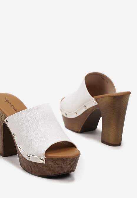 Białe Klapki na Platformie z Ozdobnymi Nitami i Szerokim Paskiem Bice