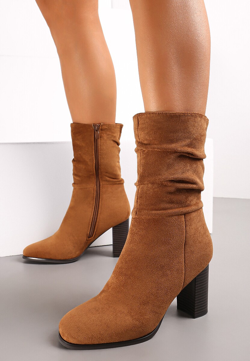 Brązowe Botki na Geometrycznym Słupku Ozdobione Łańcuszkiem Adrema