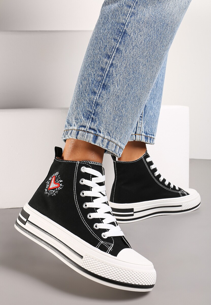 Różowe Trampki za Kostkę Ozdobione Haftowaną Naszywką Linasse