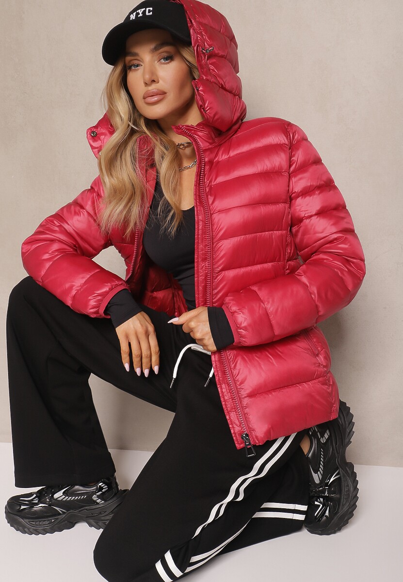 Czerwona Metaliczna Kurtka z Klasycznym Pikowaniem i Odpinanym Kapturem Dairia