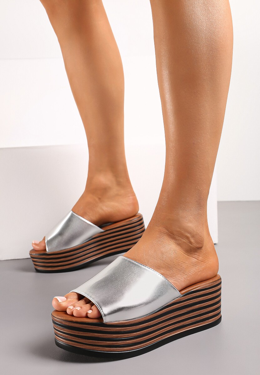 Złote Klapki na Platformie z Wstawką Imitującą Drewno i Szerokim Paskiem Histia