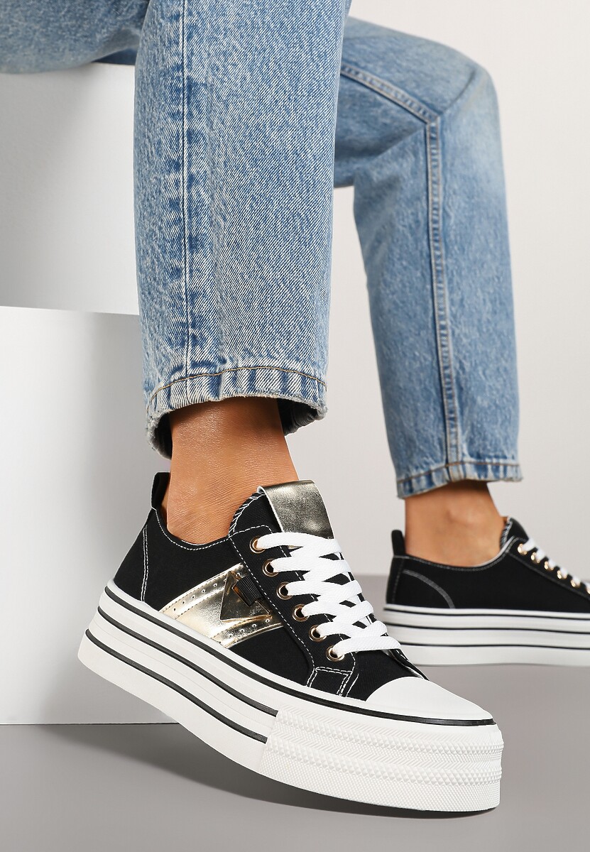 Czarne Trampki na Platformie Ozdobione Metaliczną Aplikacją Telanoreta