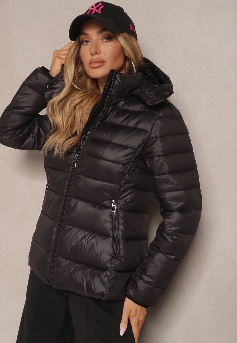 Czerwona Metaliczna Kurtka z Klasycznym Pikowaniem i Odpinanym Kapturem Dairia