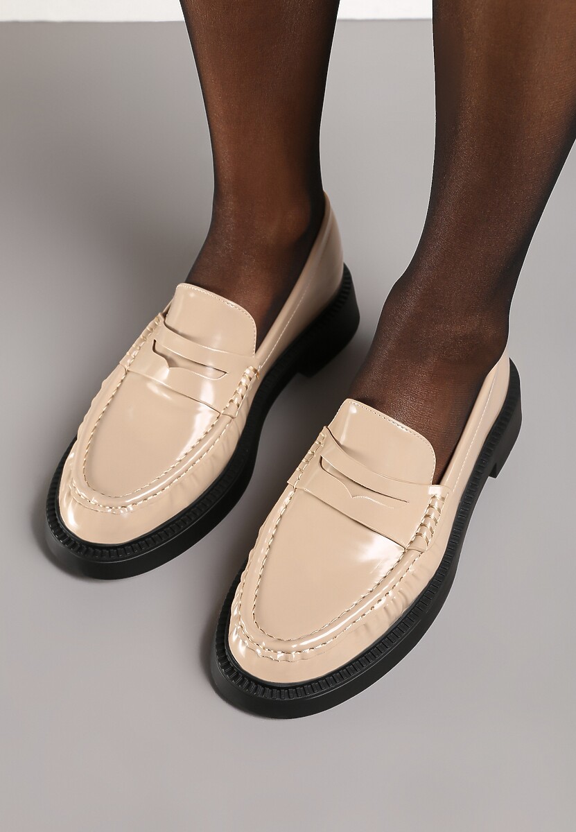 Beżowe Mokasyny z Lakierowanym Połyskiem Ozdobnie Marszczone Neathriel