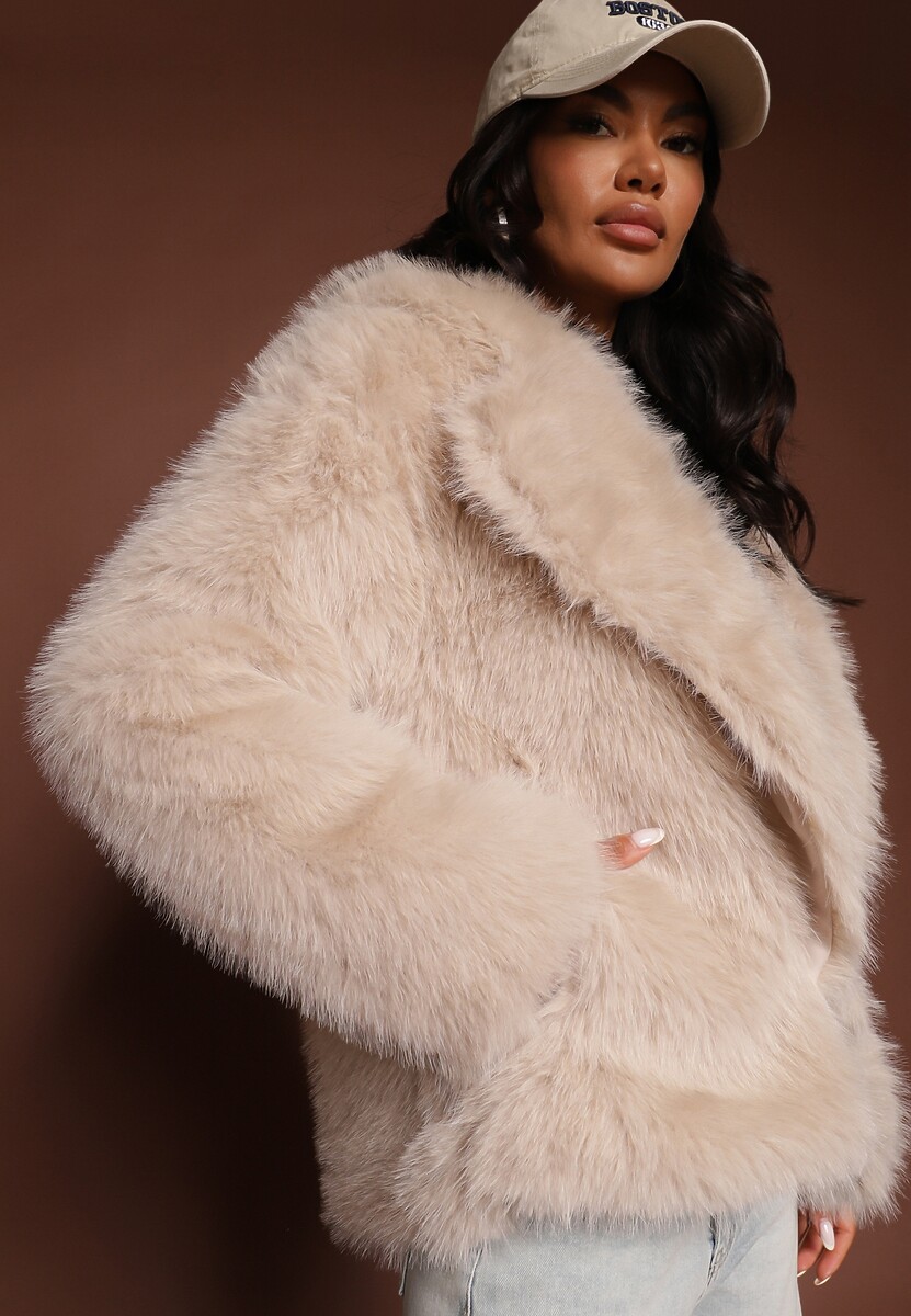 Beżowa Futerkowa Kurtka o Krótszym Kroju z Kieszeniami i Zapięciem na Haftkę Tililda