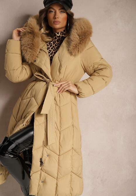 Beżowa Długa Kurtka o Pikowanym Kroju z Kapturem i Odpinanym Futerkiem Ozdobiona Paskiem Vamimora