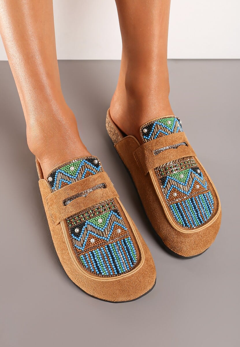 Brązowe Klapki na Płaskiej Podeszwie z Imitacji Zamszu Ozdobione Koralikami i Cyrkoniami Giazara