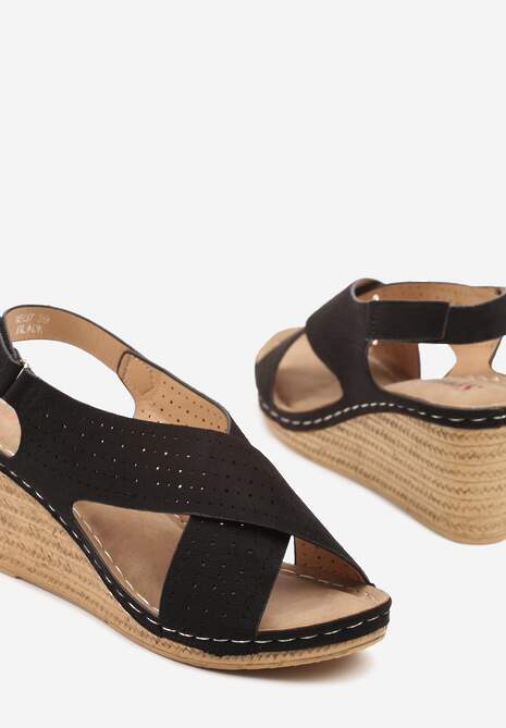Czarne Sandały na Koturnie z Plecionki z Ażurowymi Wycięciami Weolie