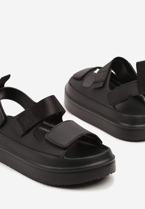 Czarne Sandały na Platformie Ozdobione Dwoma Paskami Sovoiti