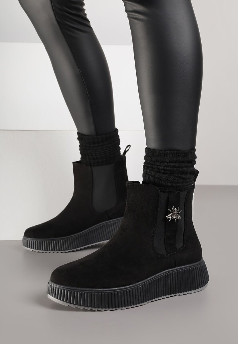 Czarne Botki Typu Sztyblety na Tłoczonej Platformie Zdobione Metalową Aplikacją Allecia
