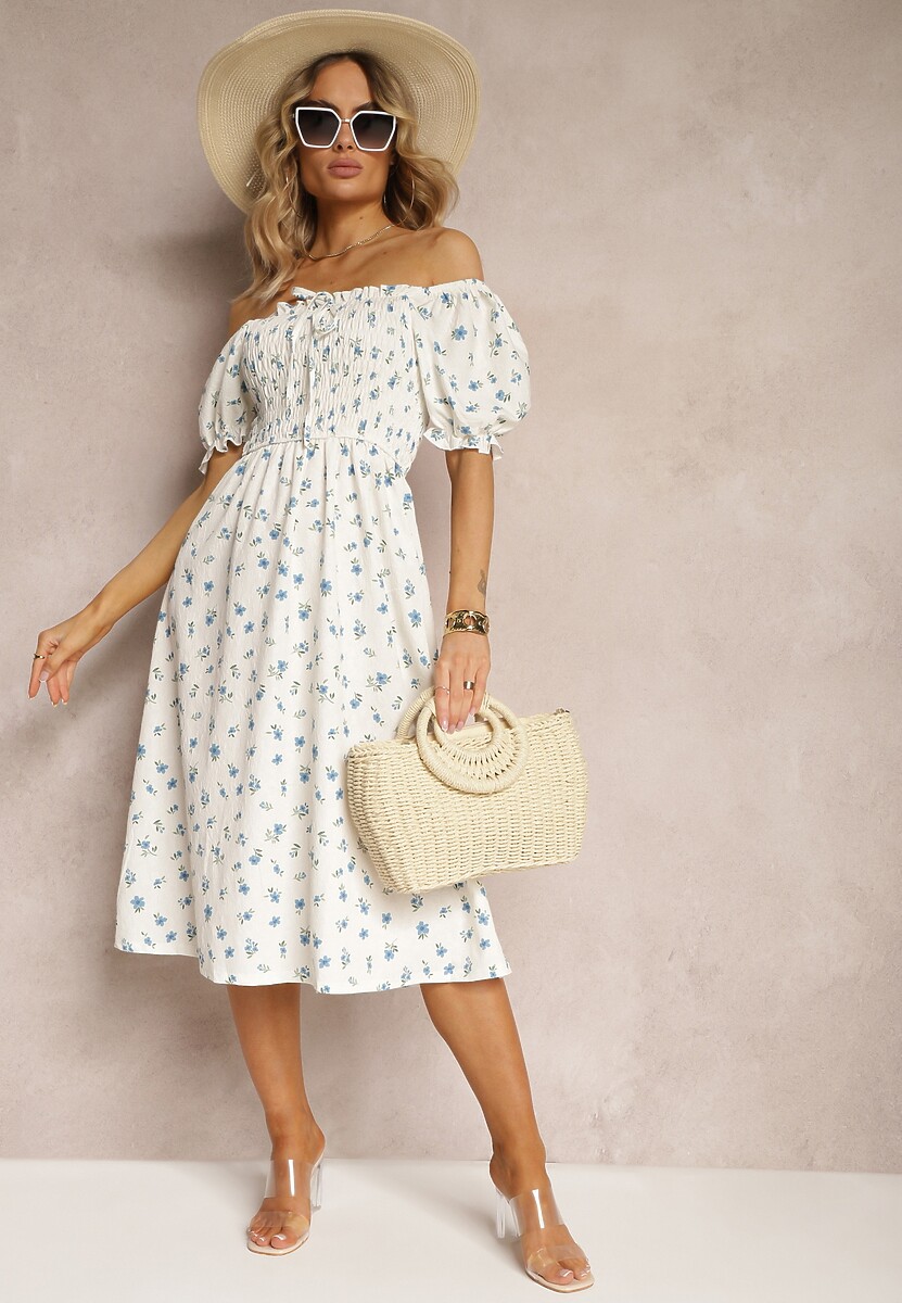Biało-Niebieska Kwiecista Sukienka Hiszpanka z Marszczonym Dekoltem i Falbanką Claperia