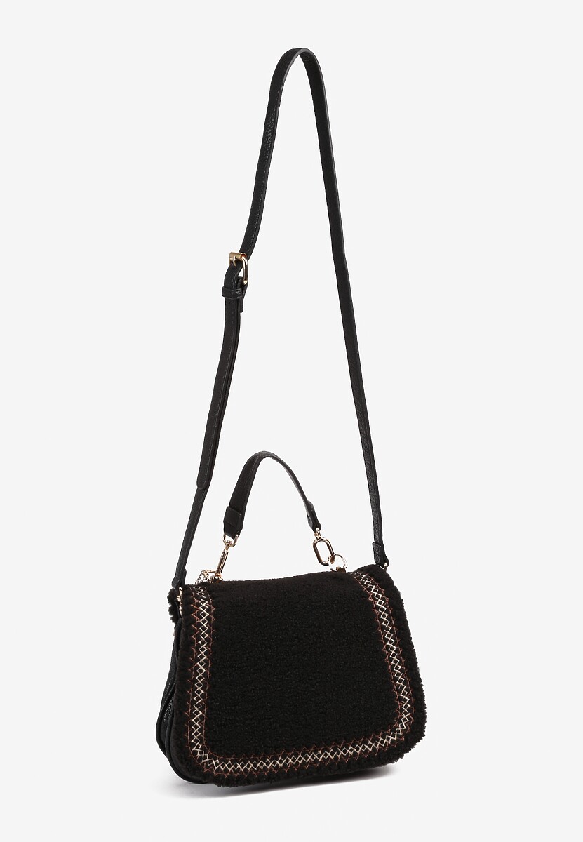 Czarna Torebka Typu Listonoszka z Ozdobnym Haftem i Futerkiem Baranek Nevarida