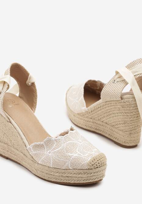 Beżowe Sandały na Koturnie z Plecionki z Haftem i Ozdobnym Wiązaniem Mevolina