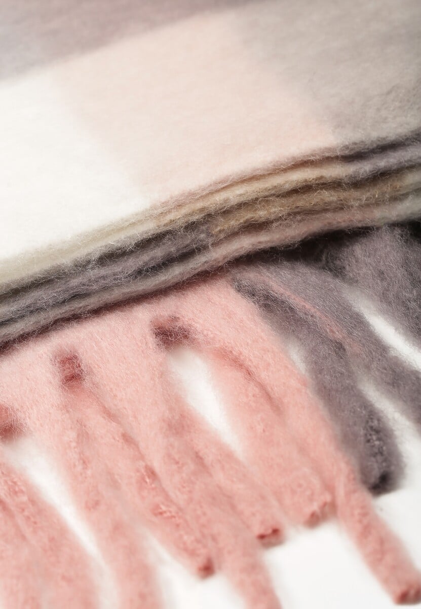 Jasnoróżowy Dzianinowy Szalik Ozdobiony Klasyczną Kratą i Frędzlami Soleria