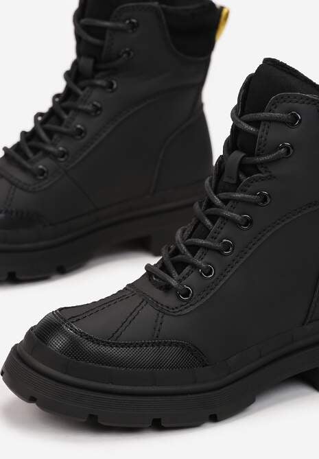 Czarne Traperki Desa