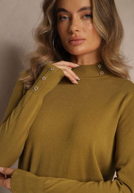 Zielony Golf o Dopasowanym Kroju Zdobiony Minimalistycznymi Aplikacjami Unissa