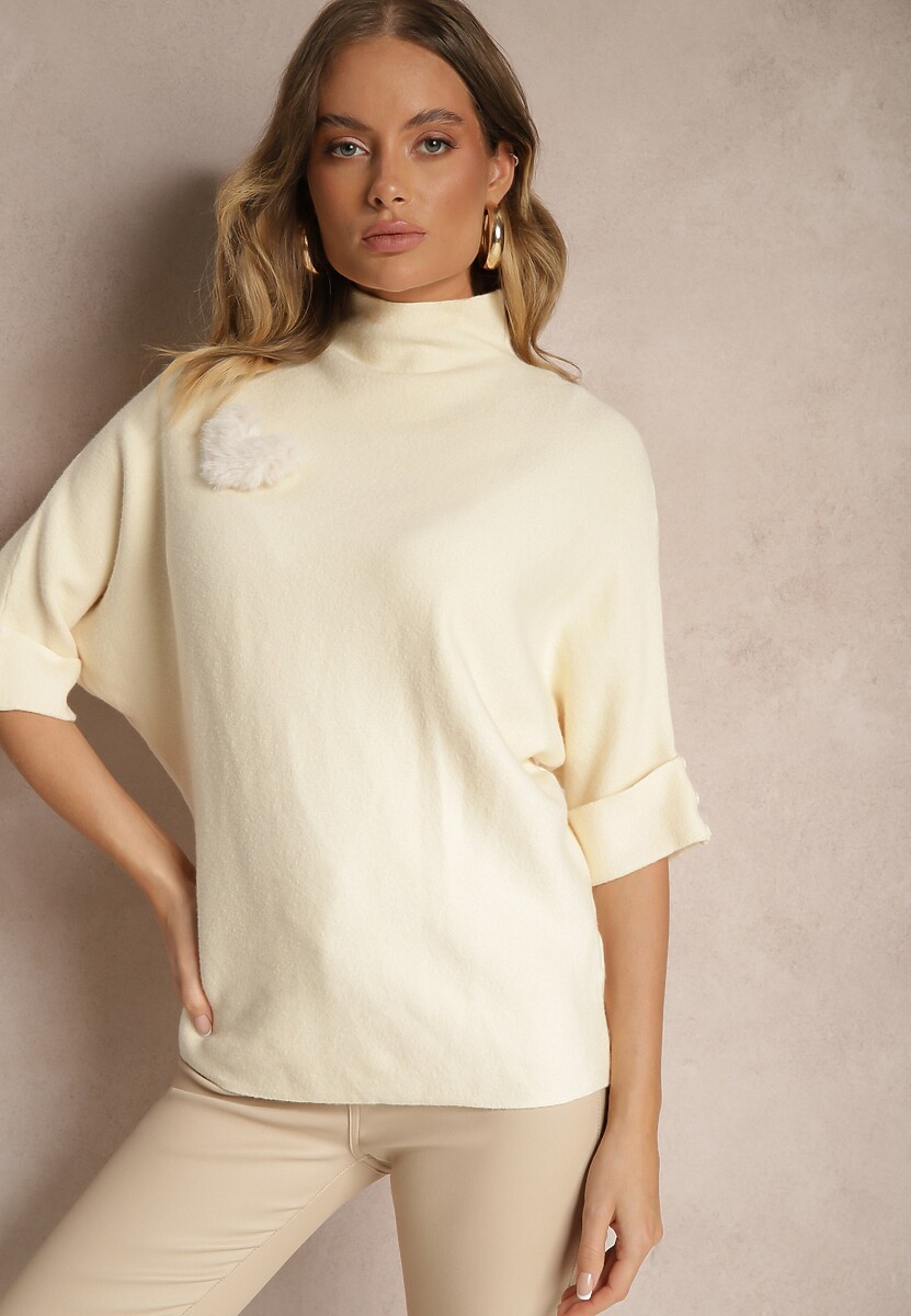 Jasnobeżowy Nietoperzowy Golf z Wiskozą Zdobiony Futrzaną Broszką Jackisha