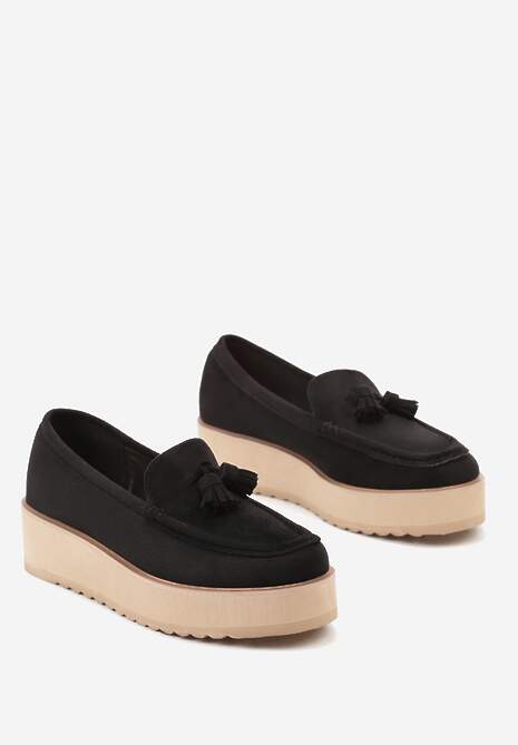 Czarne Półbuty na Niskiej Platformie z Przeszyciami i Ozdobnymi Chwostami Hiela