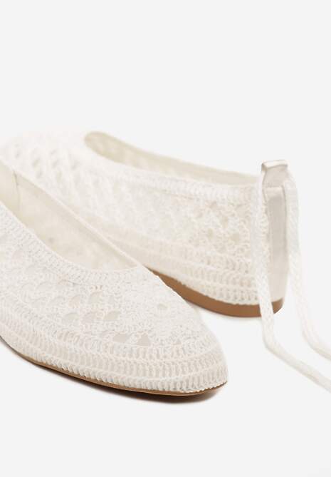 Białe Balerinki Vices z Szydełkową Cholewką i Wiązaniem Wokół Kostki Ernelia