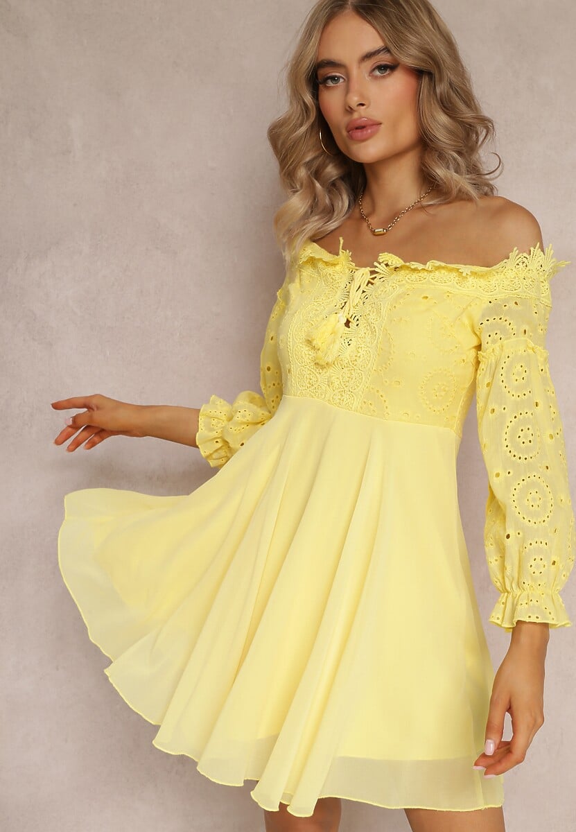 Biała Sukienka z Rękawami 7/8 i Ozdobną Koronką Cascantha