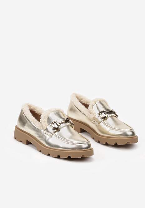 Złote Mokasyny na Płaskiej Podeszwie ze Sztucznym Futerkiem i Metaliczną Klamrą Lerilisse