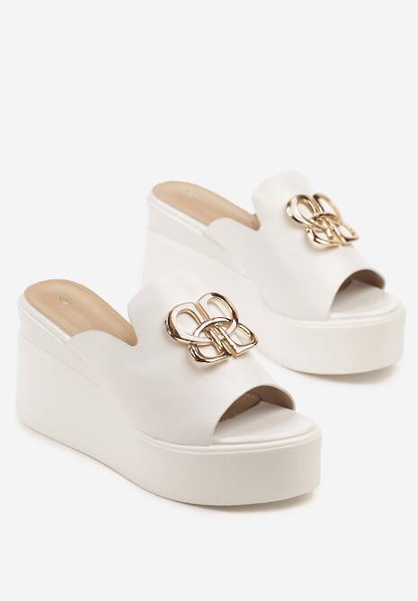 Białe Klapki na Platformie i Koturnie Ozdobione Metaliczną Aplikacją Trivane