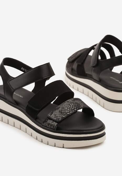 Czarne Sandały na Niskiej Tłoczonej Platformie z Metalicznym Wykończeniem Weonea
