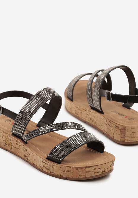 Czarne Sandały na Niskiej Platformie Ozdobione Cyrkoniami z Zapięciem na Sprzączkę Ivellauri