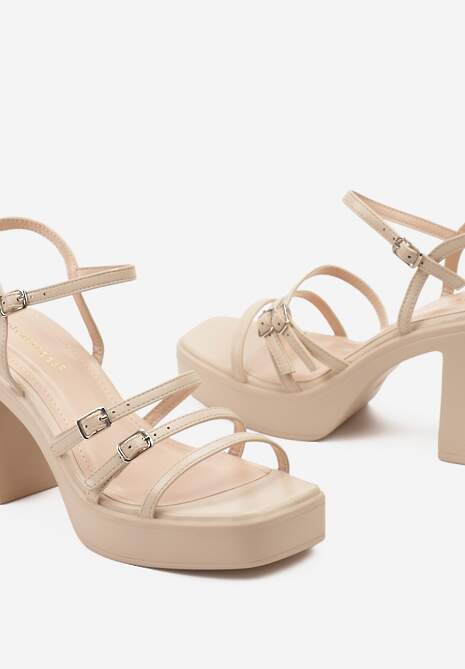Beżowe Sandały Ozdobione Małymi Sprzączkami na Słupku z Platformą Naona
