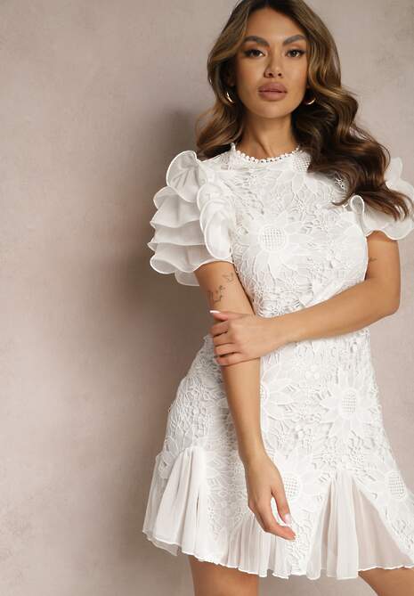 Biała Sukienka Dopasowana Mini z Koronką i Falbankami Offiamea
