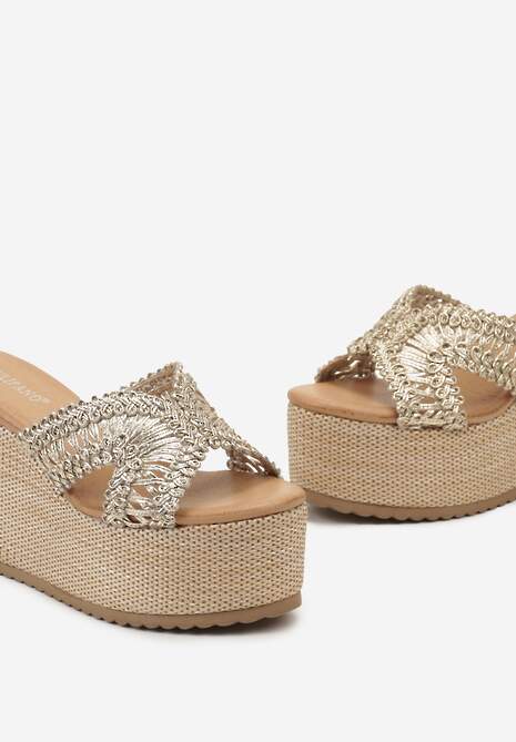 Złote Klapki na Wysokiej Platformie z Plecionki Ozdobione Ażurowym Wykończeniem na Cholewce Ellumia