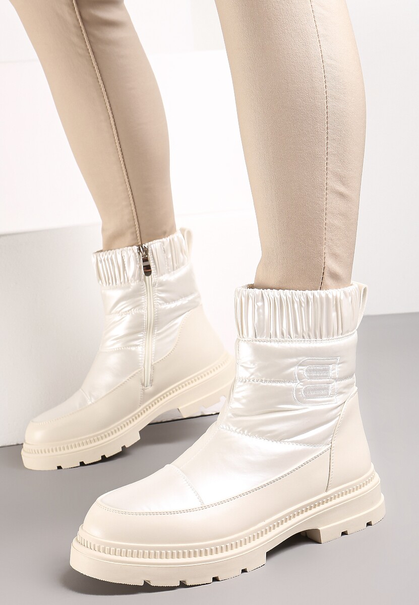 Białe Śniegowce na Płaskiej Podeszwie z Ozdobną Naszywką i Ściągaczem Dolcezza