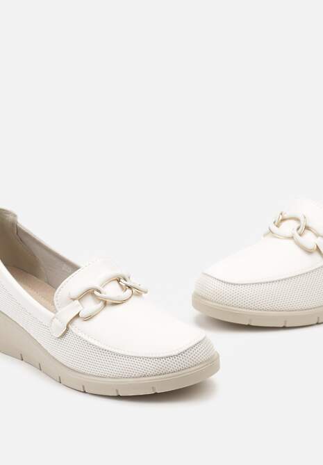 Białe Półbuty ze Skórzaną Wkładką na Koturnie z Ozdobną Klamrą Klurentia