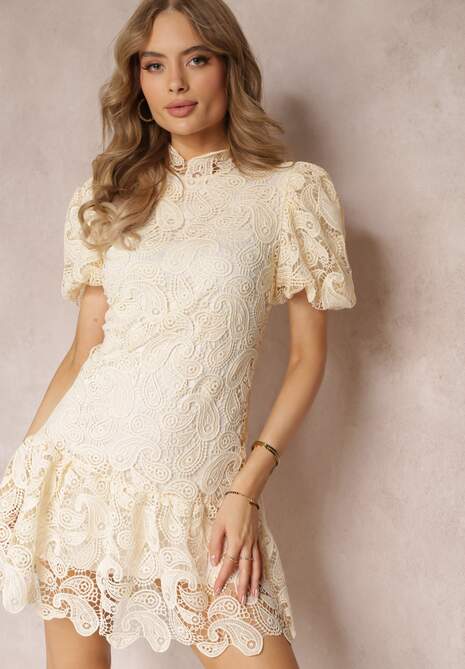 Jasnobeżowa Sukienka z Koronkowym Haftem Paisley i Bufiastymi Rękawami Briena