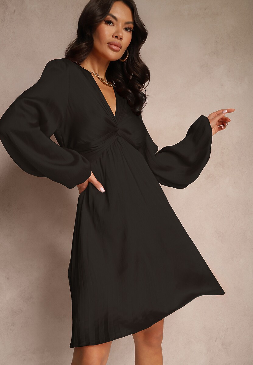 Czerwona Sukienka o Rozkloszowanym Kroju z Plisami i Marszczeniem Alaretia