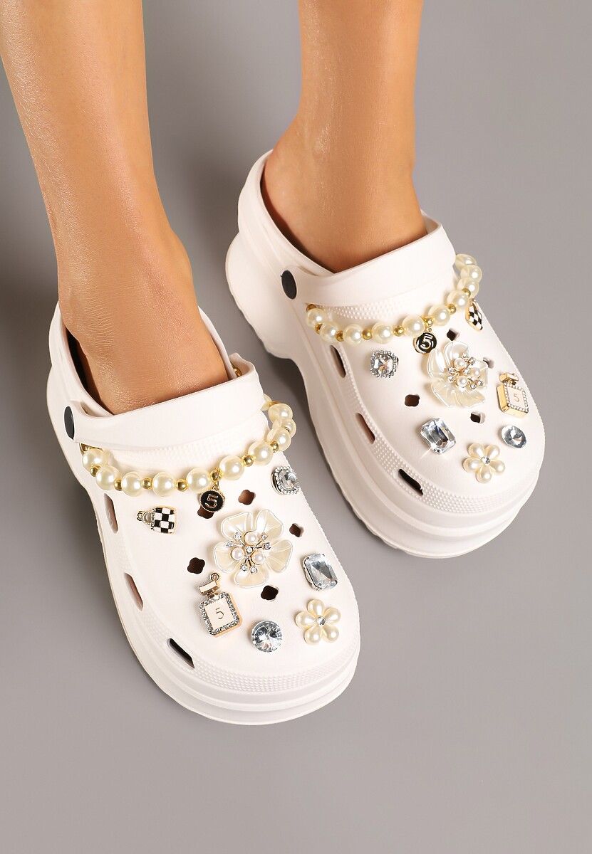 Białe Klapki z Pianki na Platformie Zdobione Metalicznymi Aplikacjami Ulimariena