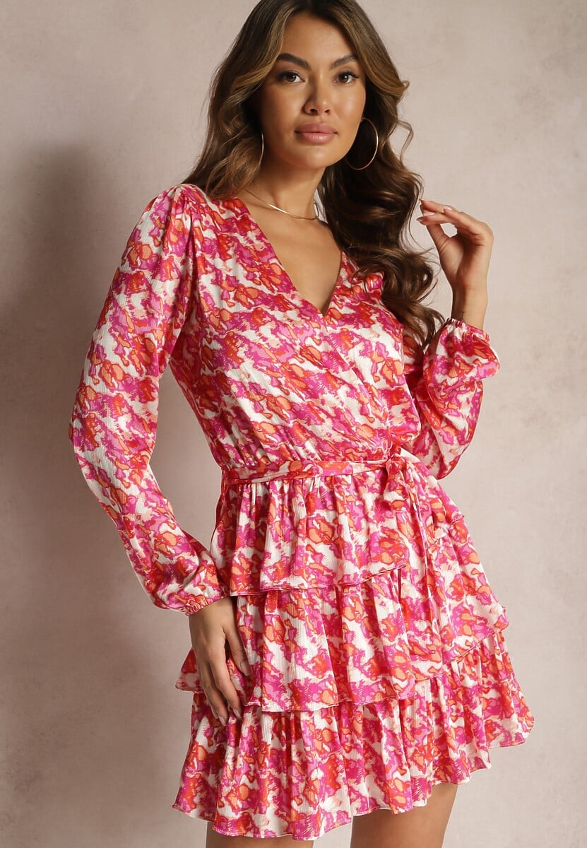 Różowa Kopertowa Sukienka Ozdobiona Falbankami i Abstrakcyjnym Wzorem Savonia