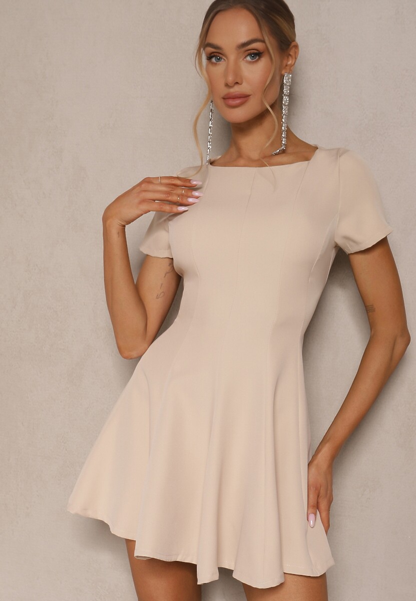 Różowa Sukienka o Rozkloszowanym Kroju na Krótki Rękaw Zdobiona Przeszyciami Mepiza