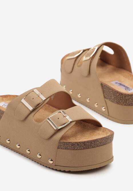 Ciemnobeżowe Klapki na Platformie Ozdobione Nitami Rosindea