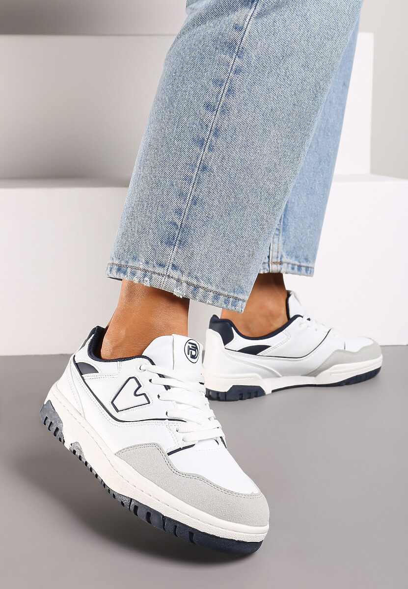 Biało-Granatowe Sneakersy Sznurowane z Aplikacją na Boku i Przeszyciami Irilian