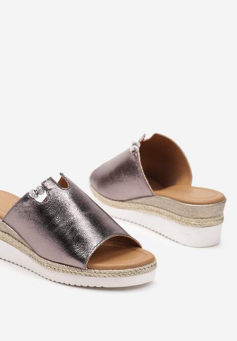 Srebrne Klapki z Cyrkoniami i Wycięciami na Koturnie z Plecionki Quolla