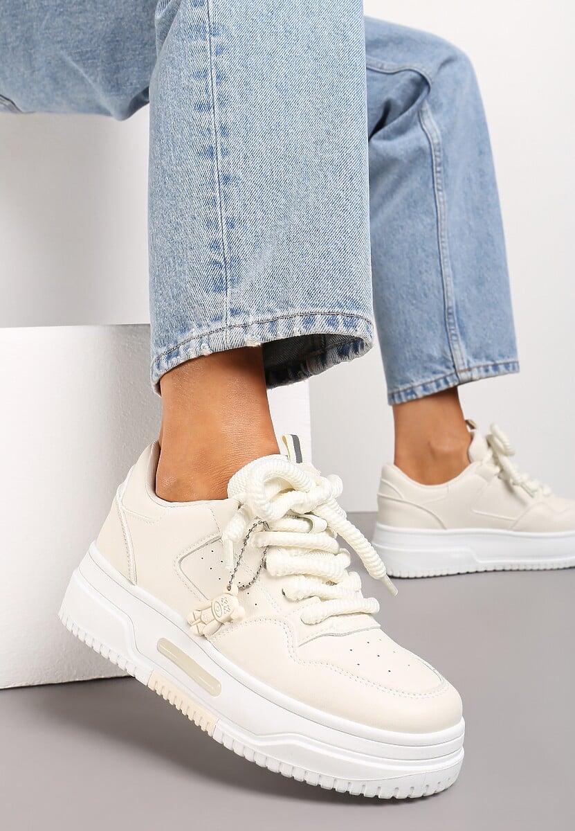 Beżowe Sneakersy z Perforacją i Odczepianą Gumową Ozdobą Misia Ildeos