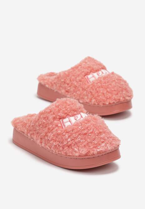 Ciemnoróżowe Futrzane Kapcie z Ozdobną Naszywką z Napisem Neussam