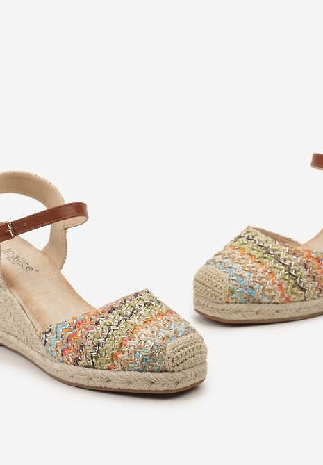 Beżowo-Zielone Plecione Sandały na Koturnie z Kwadratowym Noskiem i Paskiem Przy Kostce Crilis