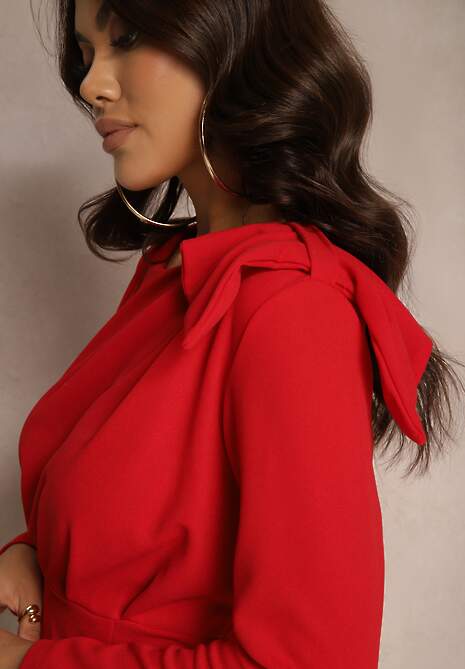 Czerwona Koktajlowa Sukienka o Dopasowanym Kroju z Kokardą na Ramieniu Innathia