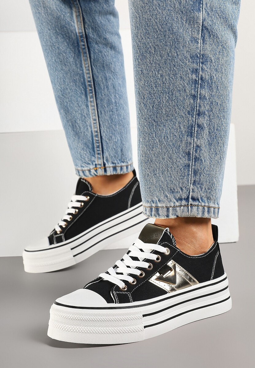 Czarne Trampki na Platformie Ozdobione Metaliczną Aplikacją Telanoreta
