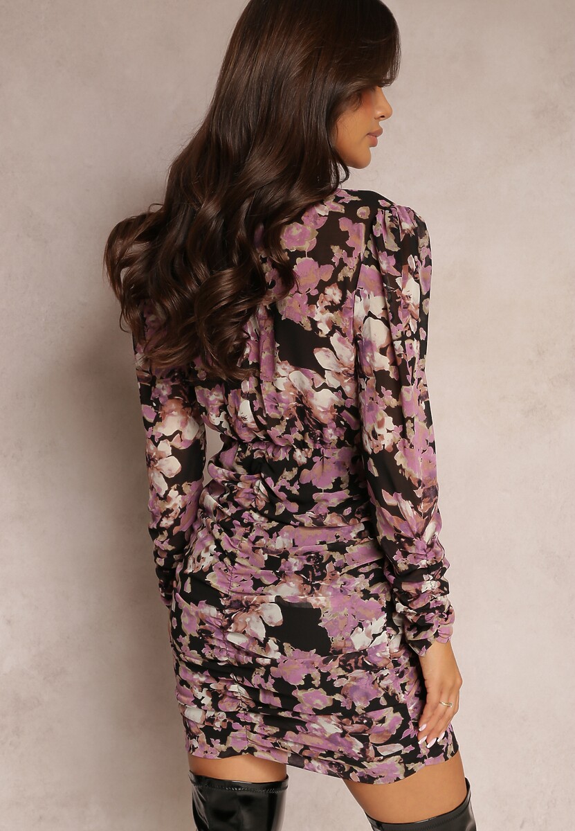 Ciemnoróżowa Dopasowana Mini Sukienka o Kopertowym Dekolcie w Kwiaty Refoxa