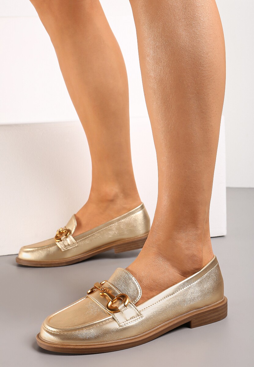 Białe Mokasyny z Ekoskóry na Płaskiej Podeszwie Ozdobione Klamrą i Przeszyciami Fiviaha